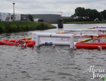 Zon, sport en spektakel: Beachwaterpolo Vianen breekt records